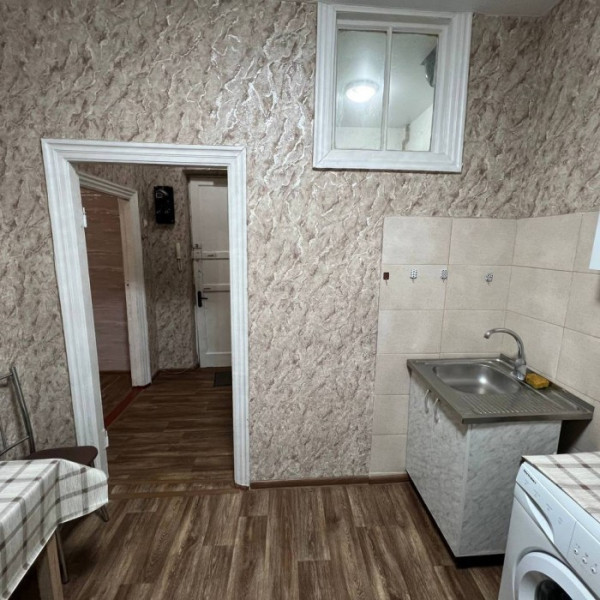 Фото Продам уютную 1-комнатную квартиру квартал Алексеева 2/4 этаж (район ресторана «Корона»)