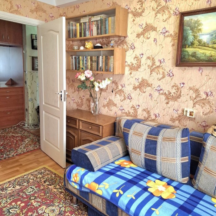 Фото Продам 2-ком квартиру в Луганске, Жовтневый р-н. Улица Брестская, 3 ( рядом школа 50 )