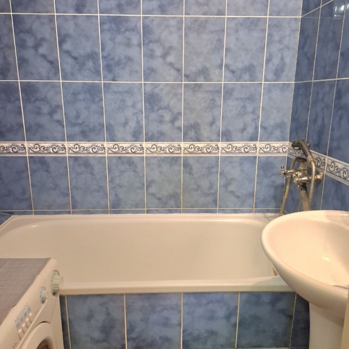 Фото Продам 2-ком квартиру в Луганске, Жовтневый р-н. Улица Брестская, 3 ( рядом школа 50 )
