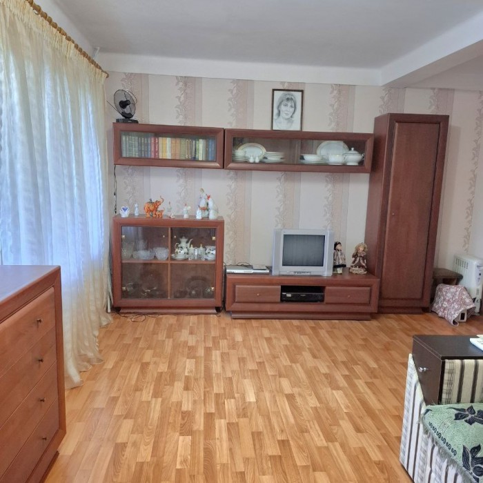 Фото Продам 2-ком квартиру в Луганске, Жовтневый р-н. Улица Брестская, 3 ( рядом школа 50 )