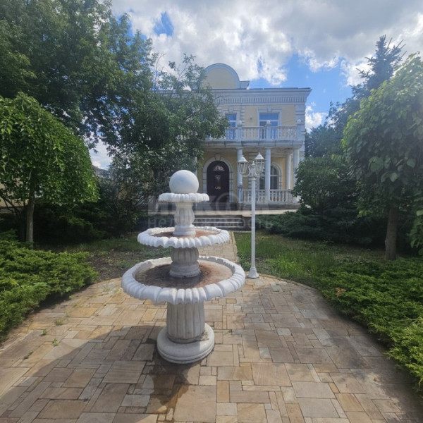 Продам дом 365 м2 в Центре города Луганск