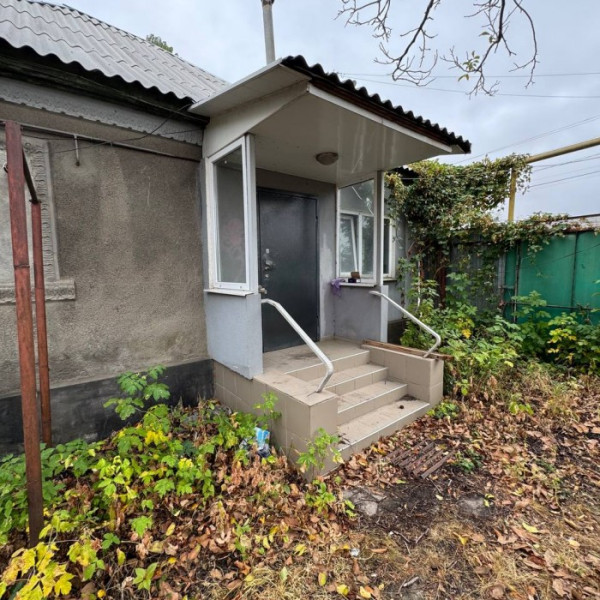 Продаётся дом с флигелем на участке в центре Станицы Луганской по ул. 5 линия