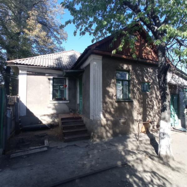 Продам полдома р-н ж/д больницы, общая площадь всего дома 77 кВ м., два входа