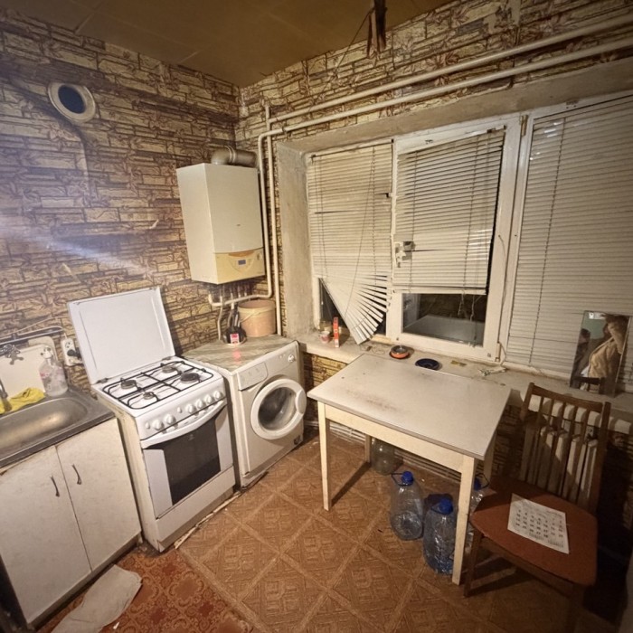 Продам 2- к. квартиру 44 кв. м. , г. Луганск, кв. Ватутина (р- н кафе Арарат).