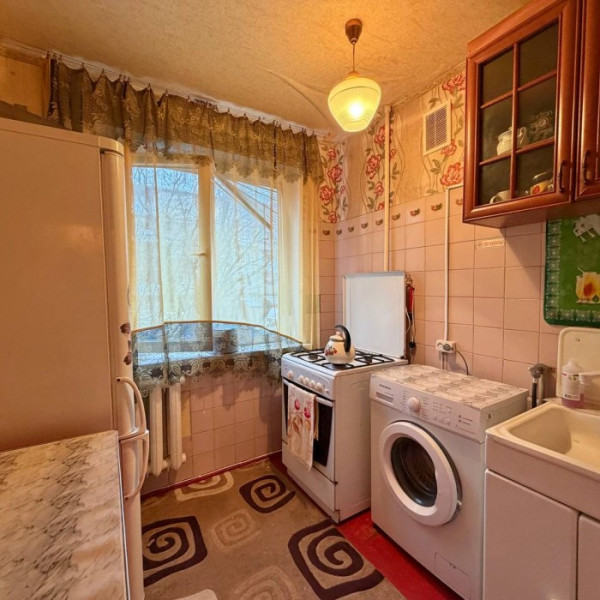 Продам 2-комн. кв. Комарова, р-н СМ Семья