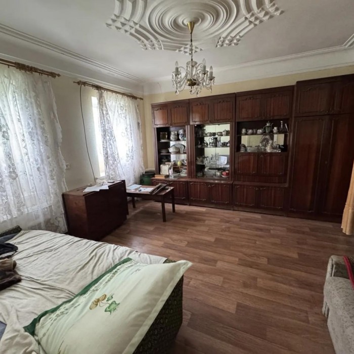 Продам часть дома и отдельно стоящий флигель в г. Луганск, ул. Огородная (р- н 33 школы).