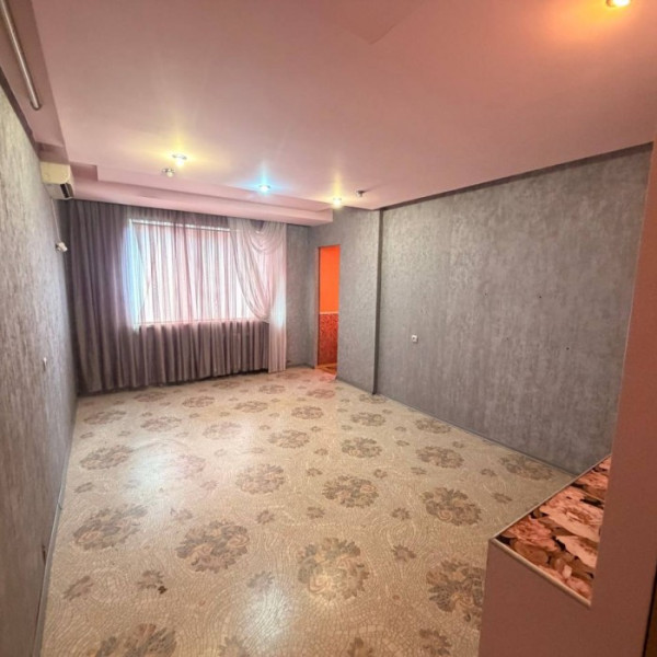 Продам 3- х комн. квартиру 74 кв. м. (перепланированную в 4- комн. ), в Луганске на кв. Южный (р- н СМ Максим)