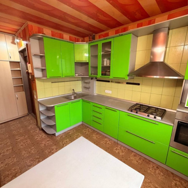 Фото Продам 3- х комн. квартиру 74 кв. м. (перепланированную в 4- комн. ), в Луганске на кв. Южный (р- н СМ Максим)