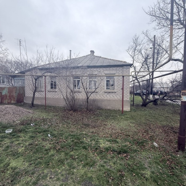 Продам дом в центре Станицы Луганской, площадь 99 кв.м.