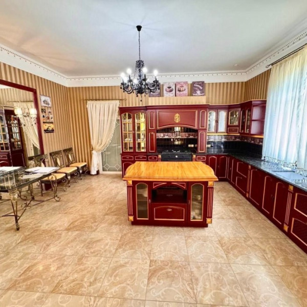 Фото Продам шикарный дом 515 м2 в городе Луганск район Конно-спортивной школы