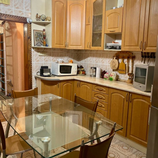 Продам 2-х этажный кирпичный дом, район Владимирского Собора