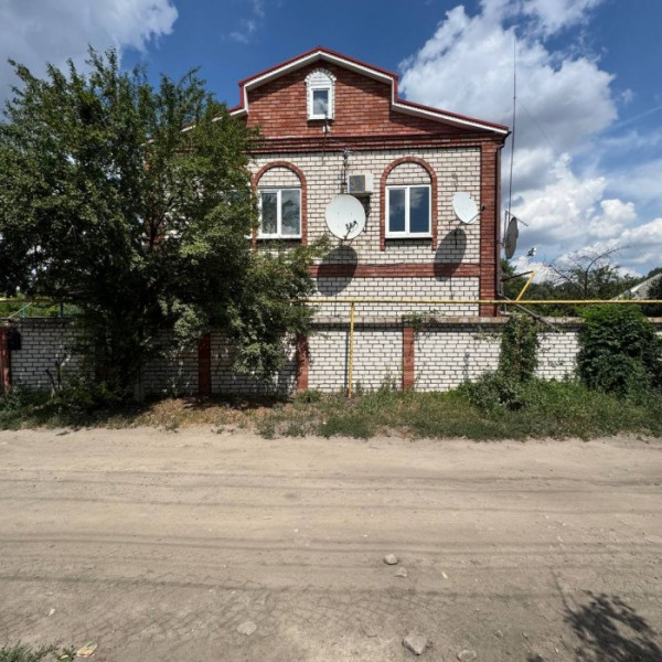 Продам 2-х этажный дом в Станице Луганской (с. Макарово) площадью 178 кв.м