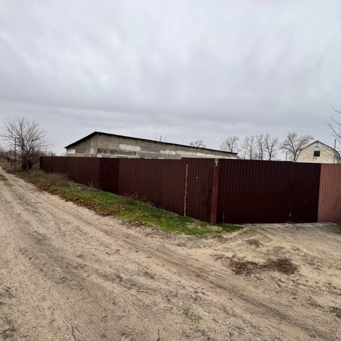 Сдам в аренду нежилое помещение в с. Макарово Станично-Луганского р-на, напротив супермаркета Ермак, на территории рынка.