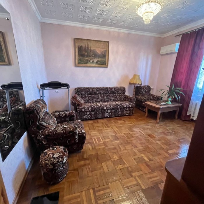 Продам 2-кк на пл. Героев ВОВ ( центр города, театральная площадь) 5 этаж 5-го дома