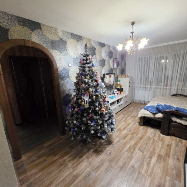 Продам 2-х комнатную квартиру на кв. 50 лет Октября 4/5 эт.