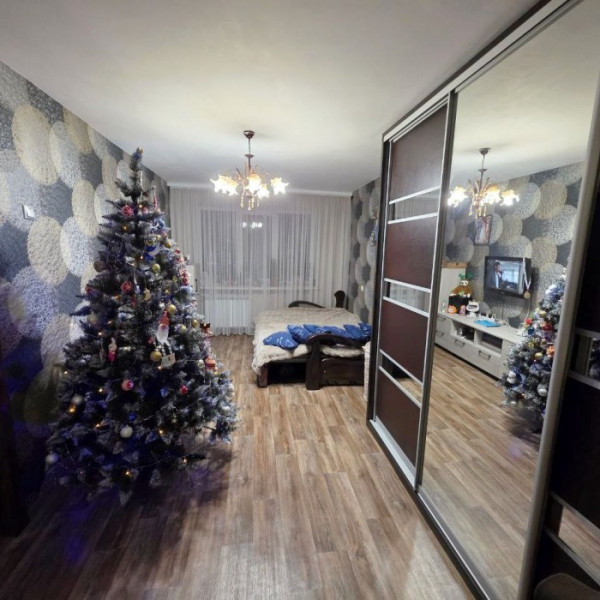 Фото Продам 2-х комнатную квартиру на кв. 50 лет Октября 4/5 эт.