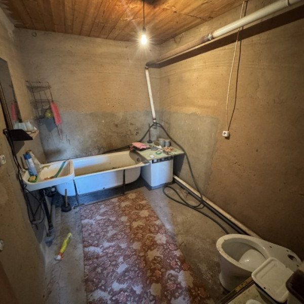 Фото Продам дом в центре Станицы Луганской, под ремонт, общей площадью 84 м2