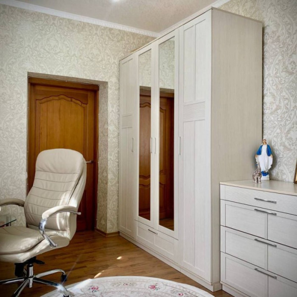 Фото Продам 2-х комнатную квартиру в самом центре Луганска, ул. Демёхина