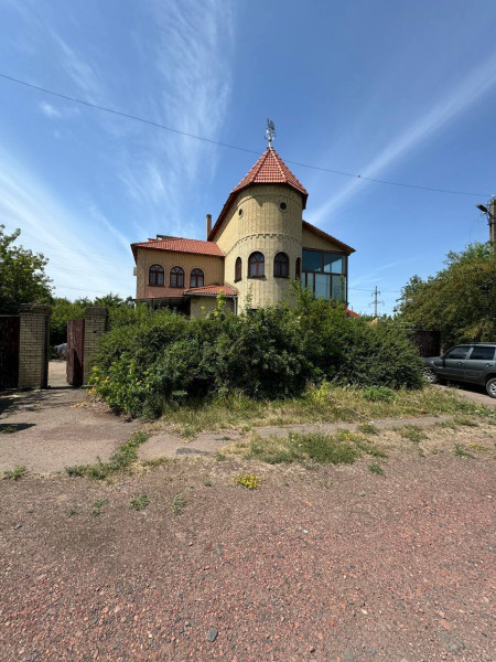 Большой дом в Петровском ( пригород Красного луча ) 438м²