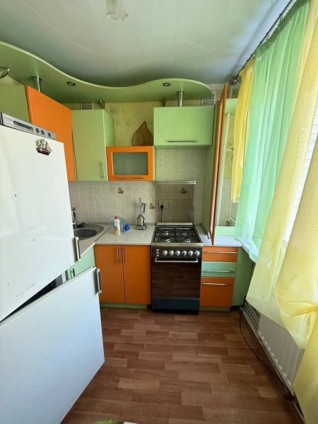 СДАМ НА ДЛИТЕЛЬНЫЙ СРОК 2-Х КОМНАТНУЮ КВАРТИРУ (Стаханов, ул. Курченко, 4)