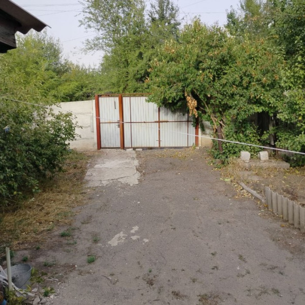 Продам два флигеля в районе ул Луганской Правды.