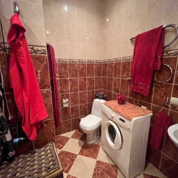 Фото Продам 2-кк на пл. Героев ВОВ ( центр города , театральная площадь) 5 этаж 5-го дома