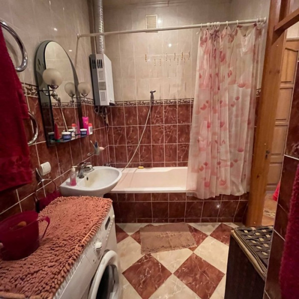 Фото Продам 2-кк на пл. Героев ВОВ ( центр города , театральная площадь) 5 этаж 5-го дома