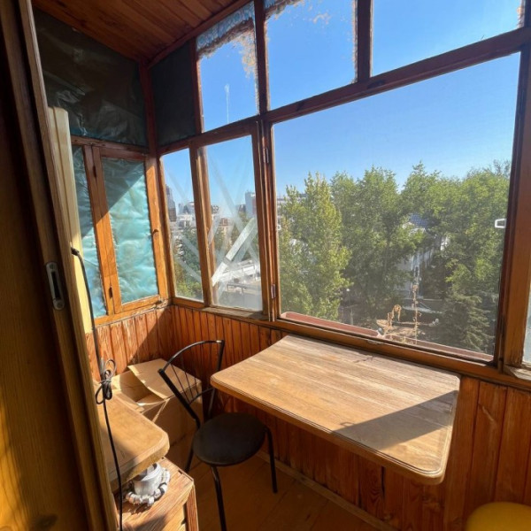 Фото Продам 2-кк на пл. Героев ВОВ ( центр города , театральная площадь) 5 этаж 5-го дома