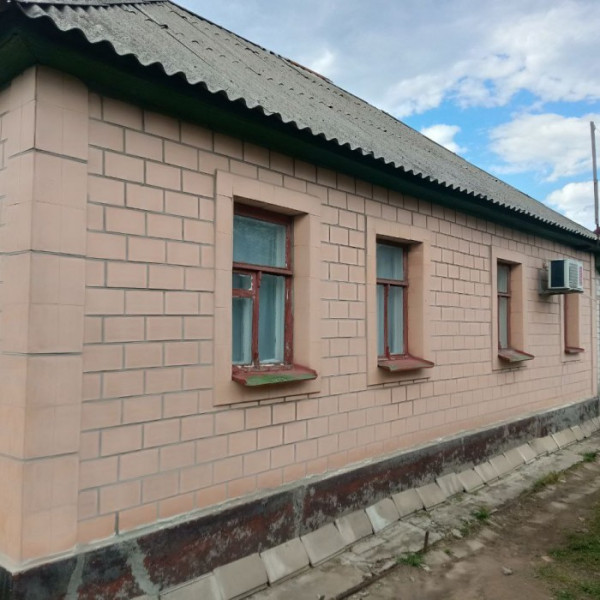 Продам дом в центре г. Луганска, ул. Челюскинцев (р- н 17 школы)