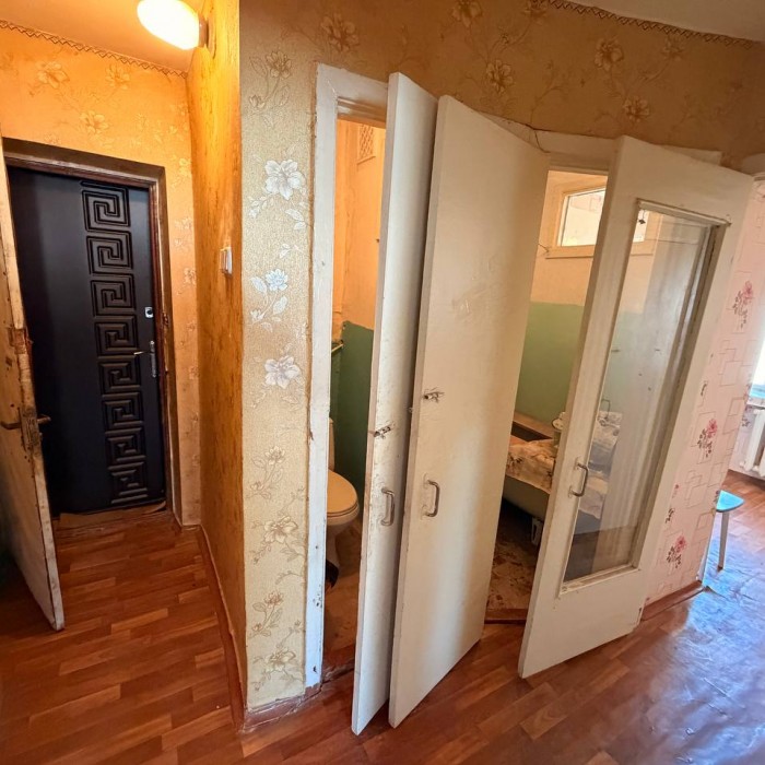 Продам 2- к квартиру, в г. Луганск кв. 50 Лет Октября (р- н СМ Окей верхний).