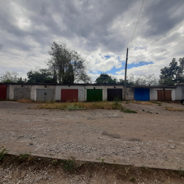 Фото №1146 Продаётся ГАРАЖ, пр-т Металлургов, р-н СШ №9, во дворе