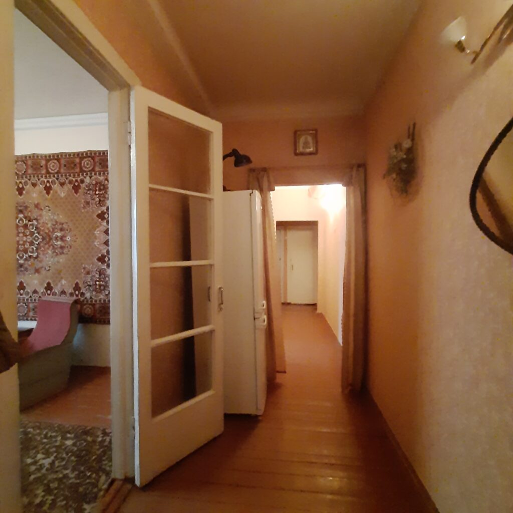 №973 Продаётся 3 комн. ”Сталинка”, ул. Белинского, р-н кинотеатра “МИР”