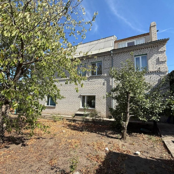 Продам 3-х этажный дом в городе Луганск район ул. Барбюса