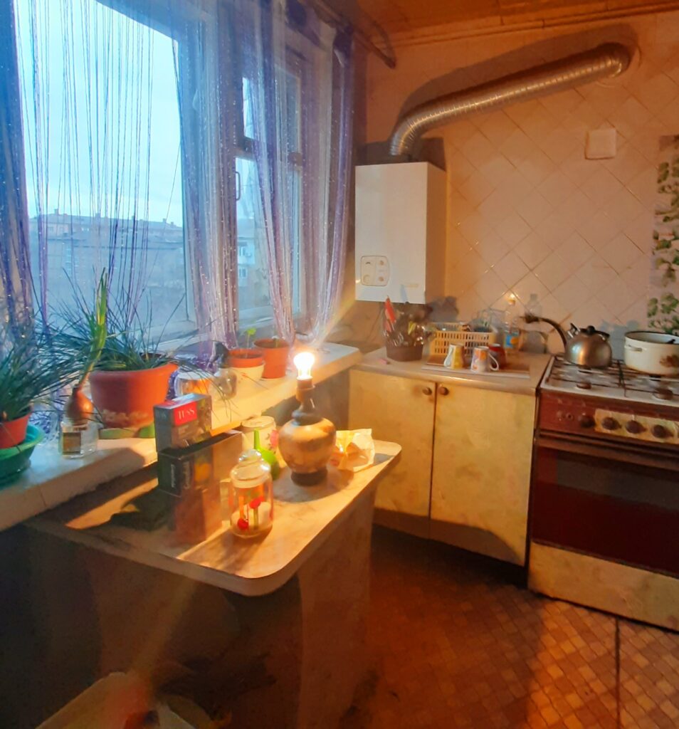 Фото №989 Продаётся 3 комн. кв-ра “Сталинка” с Автономным отоплением, р-н ресторана”Бульвар”
