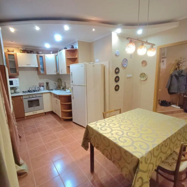 Продам 4-к квартиру на кв. 50 лет Октября, г. Луганск