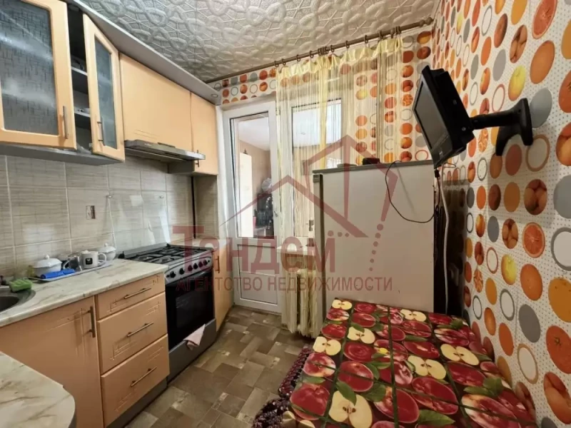 2 комнатная 56м2 1/5эт кв. Солнечный Кухня с выходом на Балкон 12,2м2. Застеклён, м/пластик. Выведен - Объект №475