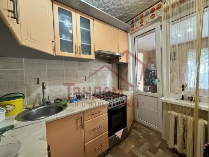 Фото 2 комнатная 56м2 1/5эт кв. Солнечный Кухня с выходом на Балкон 12,2м2. Застеклён, м/пластик. Выведен - Объект №475