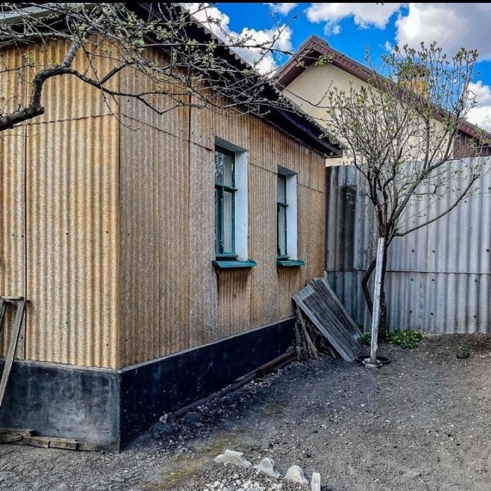 Фото Продаётся жилой дом в центре Луганска, район Динамо, ул. Профессиональная.