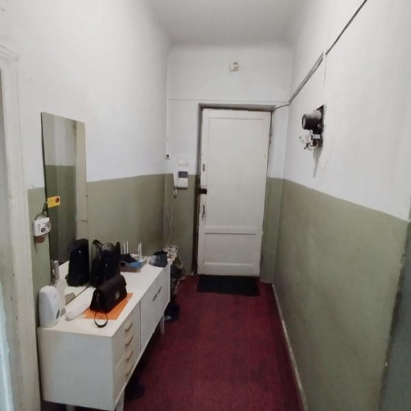 Продам 3- комнатную квартиру просторную в центре Луганска на Театральной площади