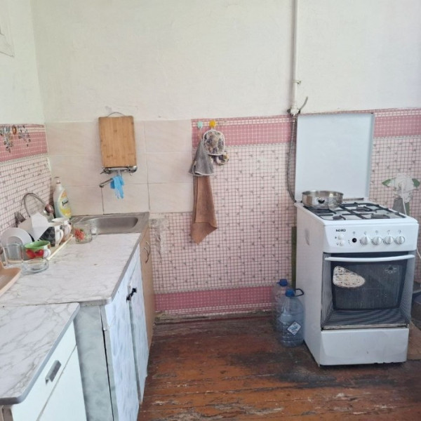 Фото Продам 3- комнатную квартиру просторную в центре Луганска на Театральной площади