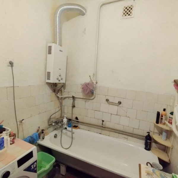 Фото Продам 3- комнатную квартиру просторную в центре Луганска на Театральной площади