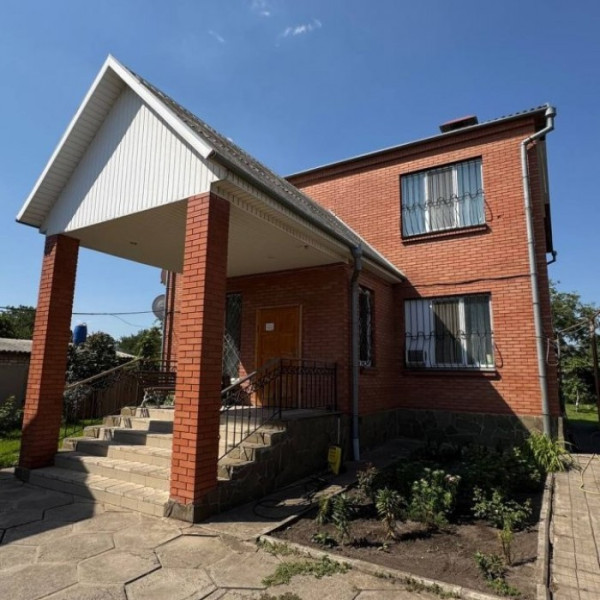 Продам дом 243 м2 в городе Луганск район Владимирского Собора