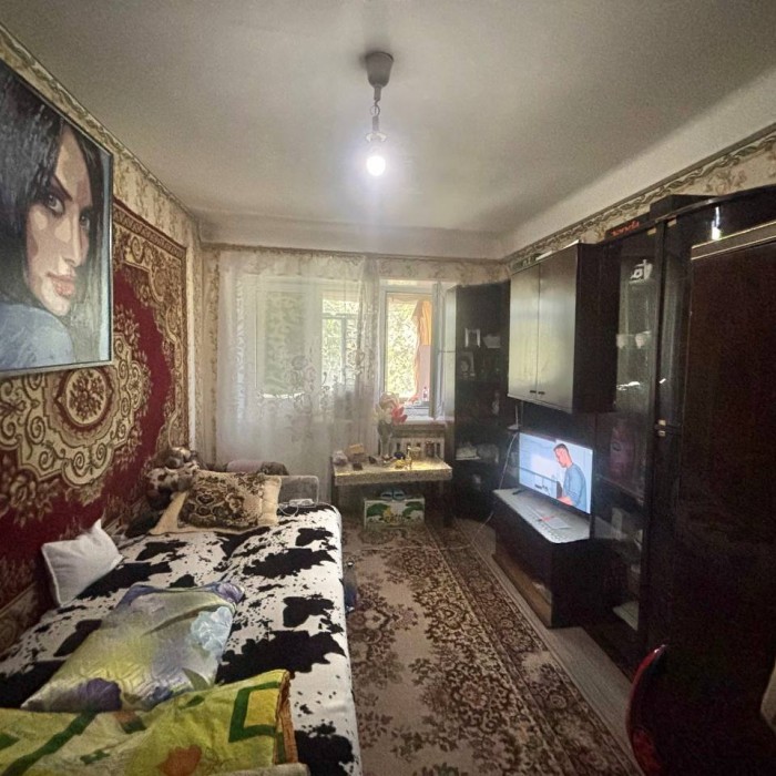Продам 2 комнаты в коммунальной квартире на кв. Ватутина, 5/5 эт