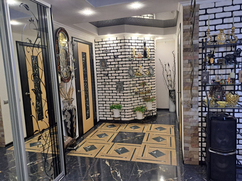 3-комнатная квартира, кв.Комарова (р-н кинотеатра Мир)