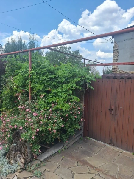 Продаётся 2-этажный дом в городе Брянка, ул. Сибирская.