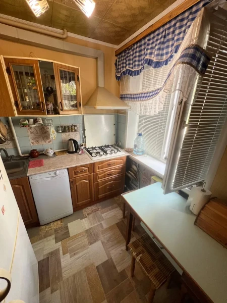 Продаётся 4-комнатная квартира в городе Стаханов, пр. 50 лет Октября, д. 8.