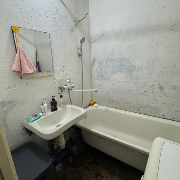 Фото Продам 2 х комнатную квартиру (Мед.городок)квартал 50 лет обороны Луганска 6/9 этаж напротив мед. универа