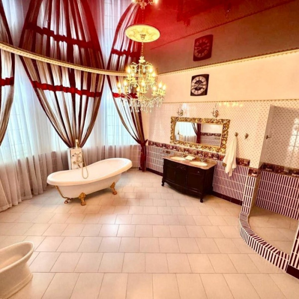 Фото Продам шикарный дом 515 м2 в городе Луганск район Конно-спортивной школы