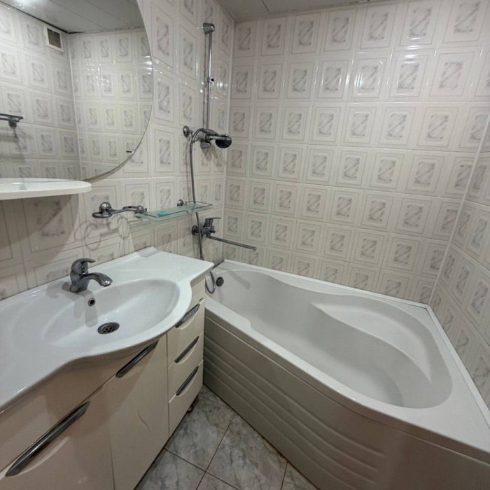 Фото Продам в ЦЕНТРЕ 3-х комнатную квартиру ул. Матросова район пед. института.