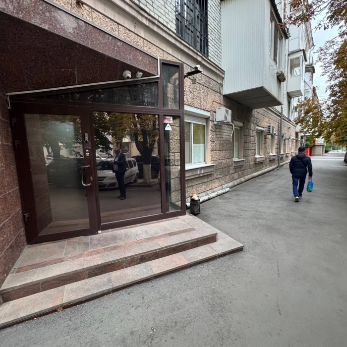 Сдам в аренду коммерческое помещение под офисы, самый центр г. Луганска, площадь героев ВОВ